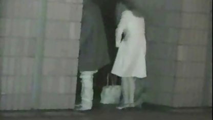 همراه مادر به ضرب و شتم زن برهنه در ملاء عام به انتخاب کنید تا اتاق پخش زندهسکس اما به جای این